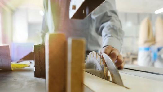 Menuisier travaillant avec une scie circulaire