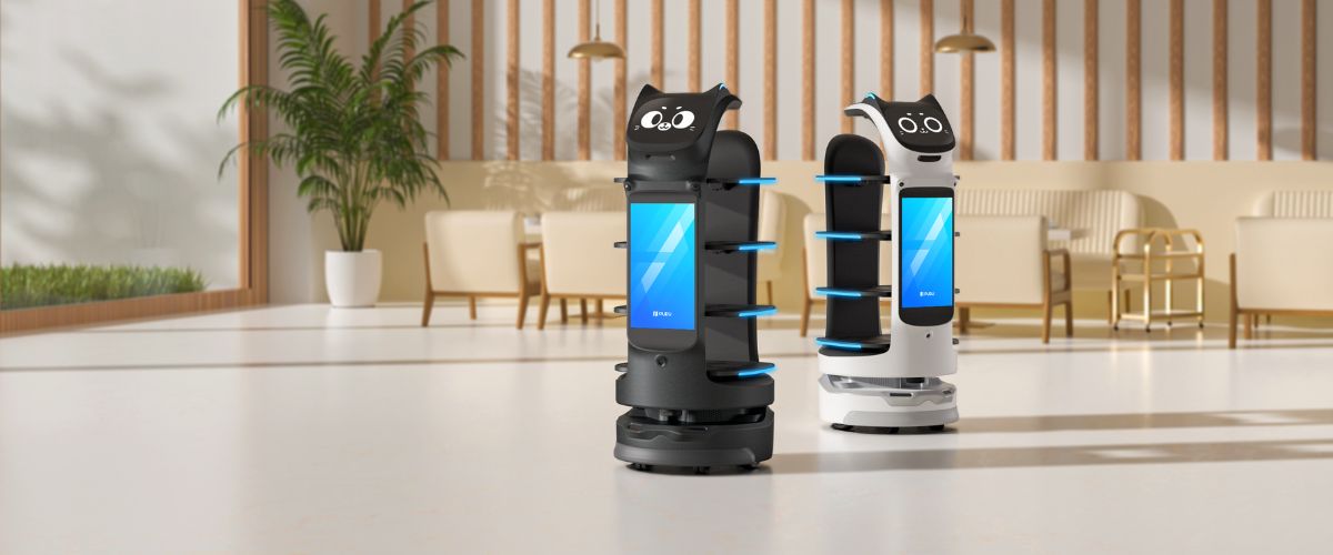Robots BellaBot de Pudu Robotics dans un lounge d'hôtel