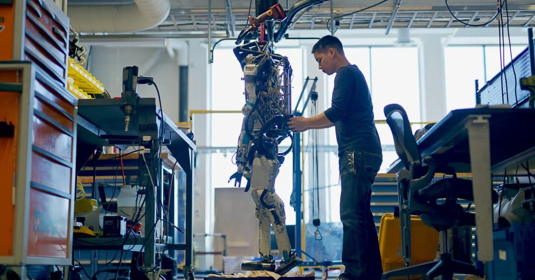 Ingenieur bei Boston Dynamics, der am humanoiden Roboter Atlas arbeitet