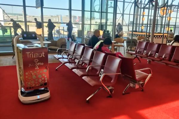 Robots Pudu pour les aéroports, gares et administrations