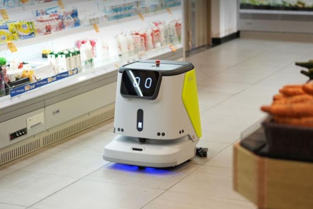 Robot de nettoyage CC1 en action dans un supermarché