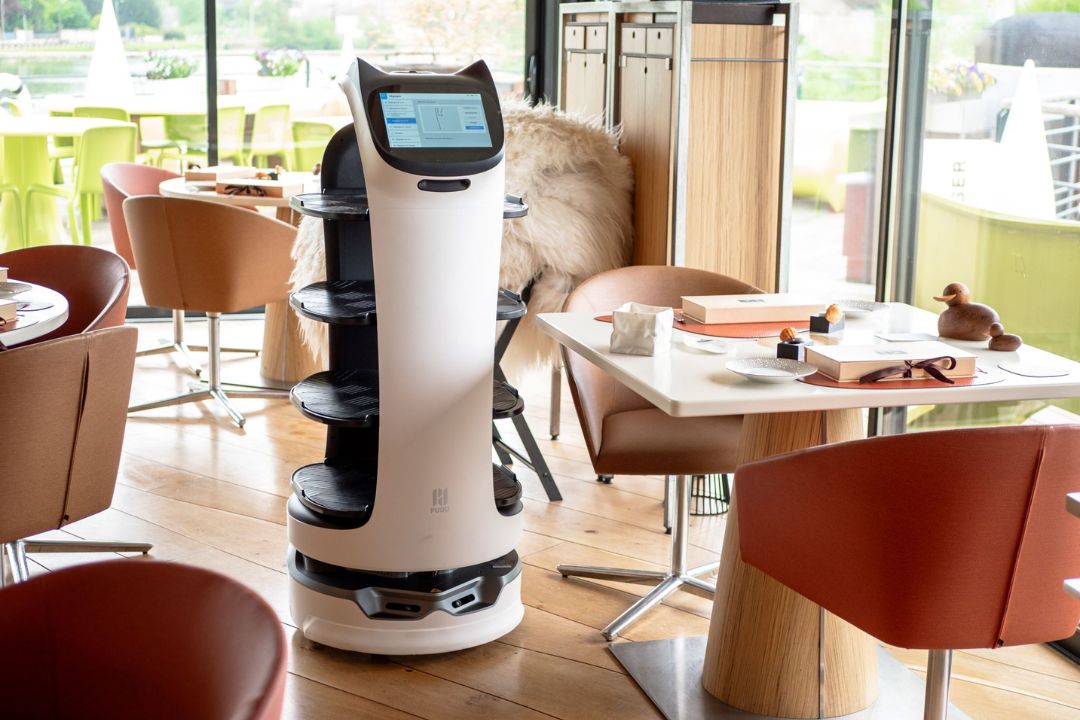 Robot serveur BellaBot au restaurant étoilé La Madeleine